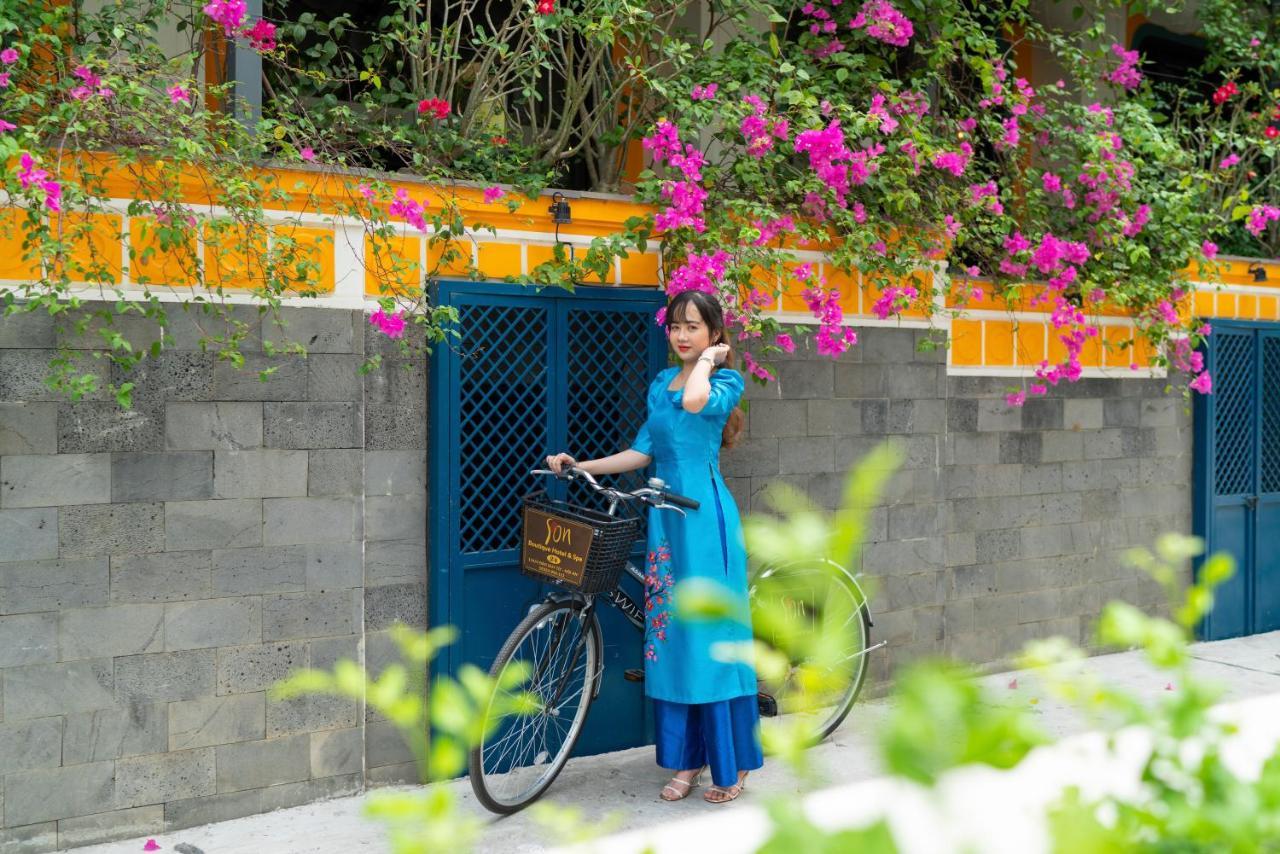 Son Hoi An Boutique Hotel & Spa Exterior photo A woman in Hanoi wearing a blue áo dài
